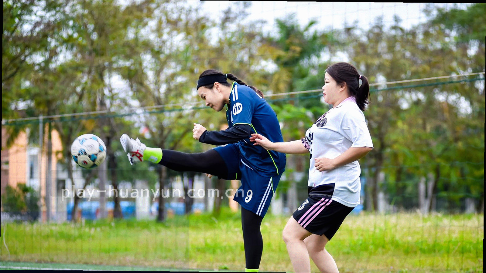 俯拍赛场与云层轨迹叠加的抽象画面，画面中没有人物面部